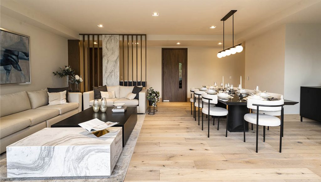 Colores y materiales que amplían espacios en departamentos modernos de bosque real